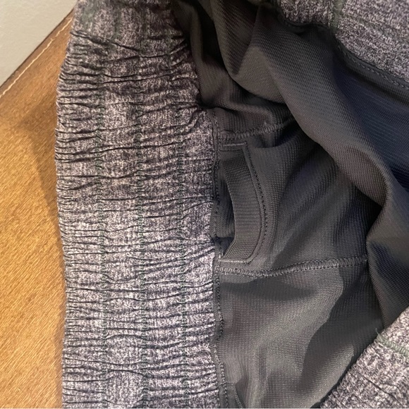 Lululemon hotty hot short 4.5” inseam size 2 - Picture 4 of 6